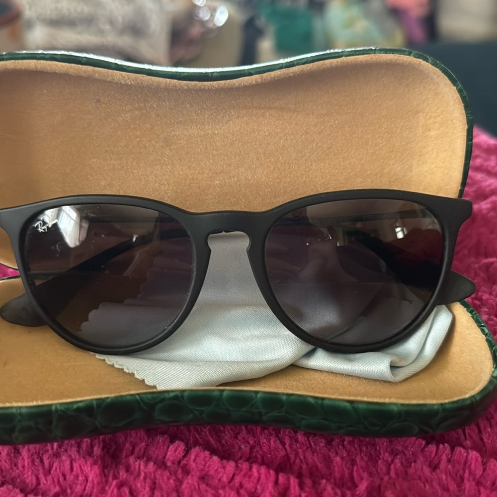 Fabulous Ray-ban sunglasses with green case!
